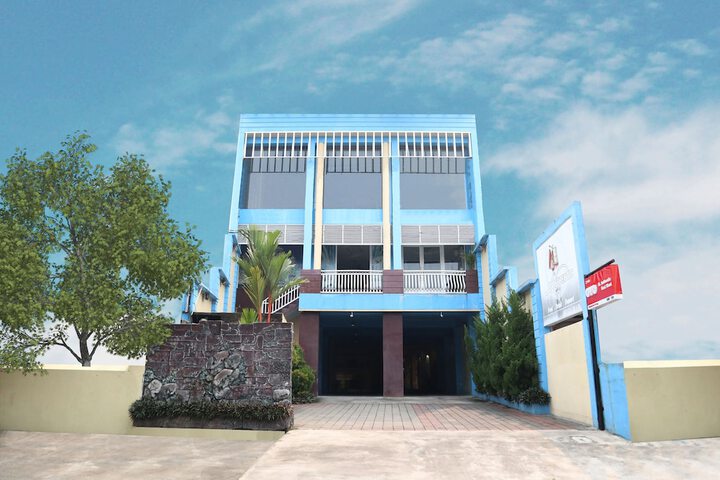 Exterior of Hotel O M Authentic Kost Man