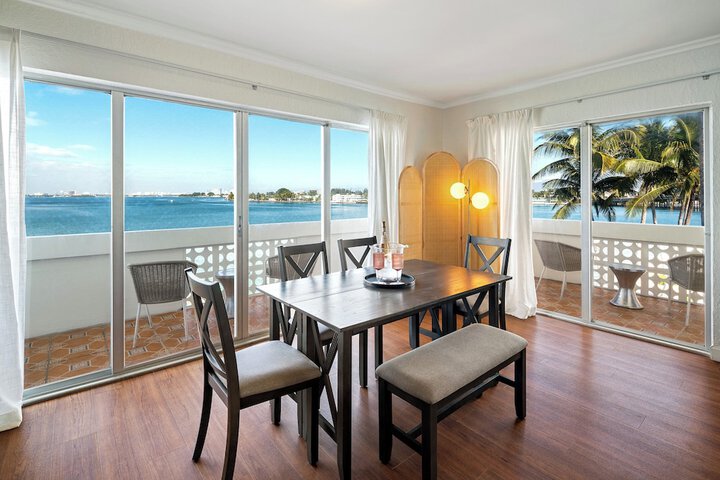 Suite 1 Bedroom Balcony Bay View King (3 of 19)