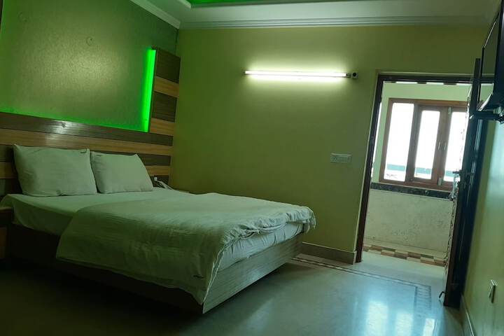 Room 4 of 8