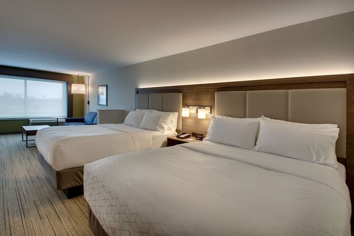 2 Queen Beds (5 of 9)