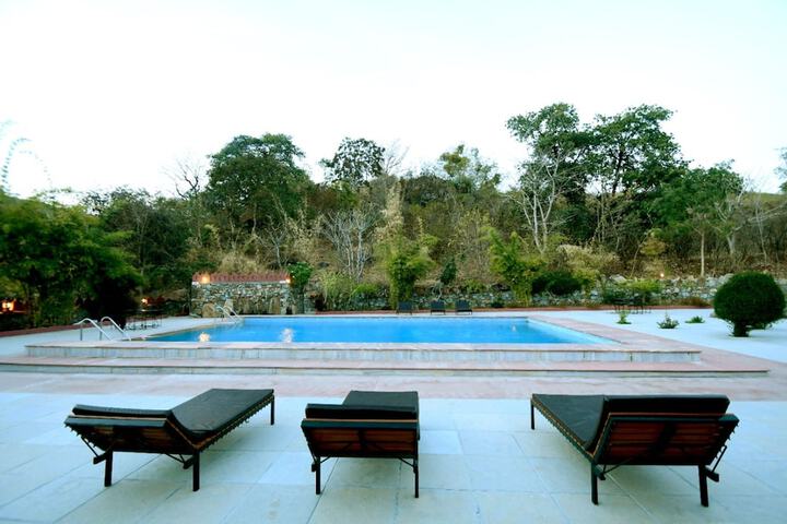 Pool 60 of 90