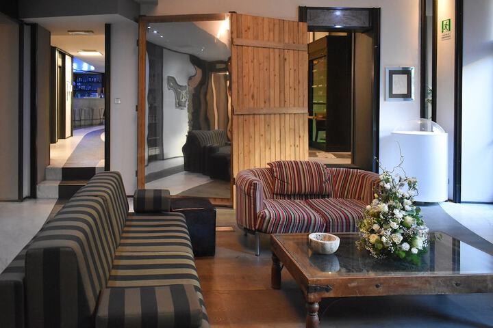 Lounge 44 of 51