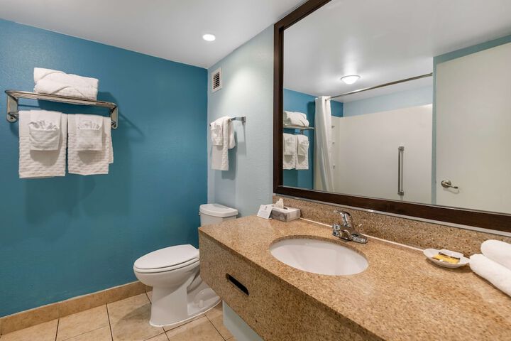 2 Queen Beds Microwave and Refrigerator WiFi Full Breakfast (5 of 9)