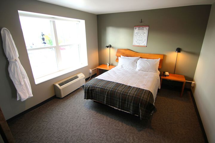 Exterior Flat Queen Bed (3 of 17)