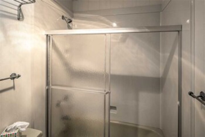 Room 6 of 33