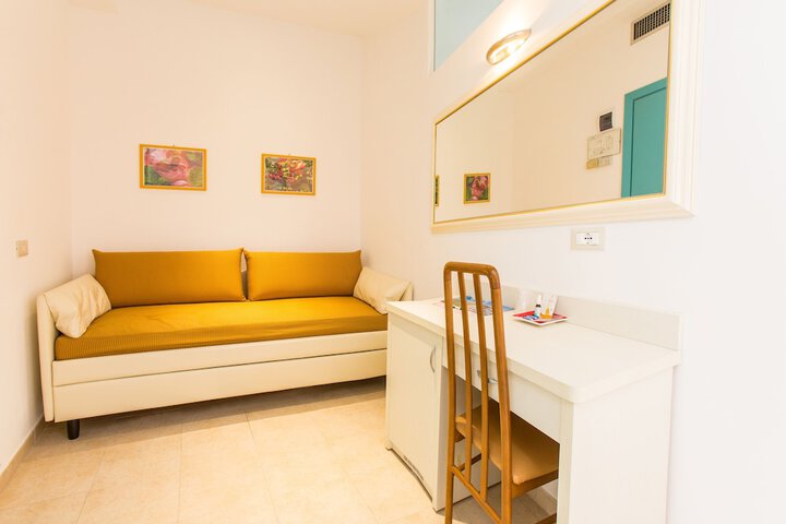 Room 9 of 25