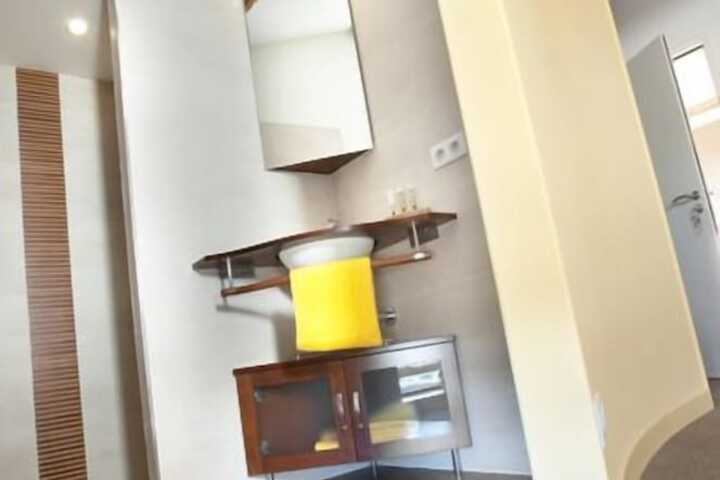 Room 16 of 38