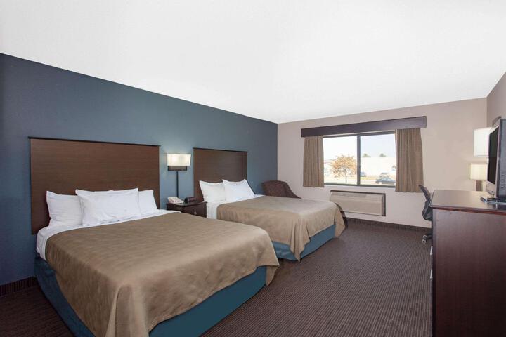 2 Queen Beds (8 of 9)