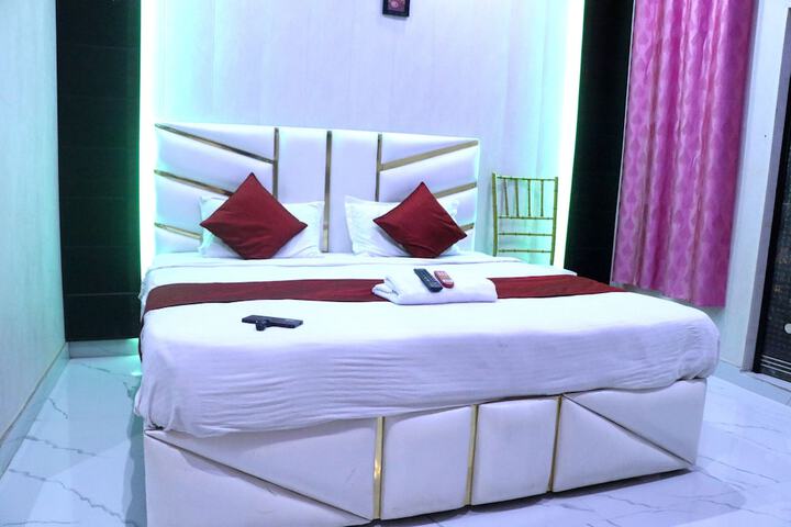 Room 13 of 20