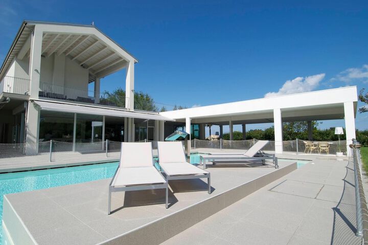 Hotel Pool