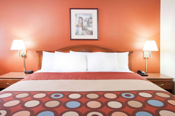 1 King Bed (10 of 20)