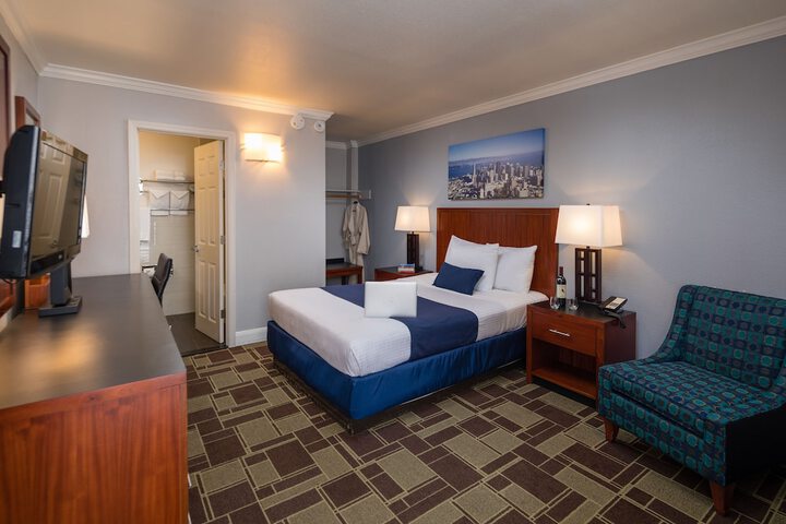 1 Queen Bed (7 of 7)