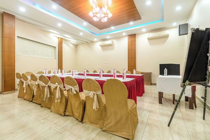 Ballroom/Hall 34 of 48
