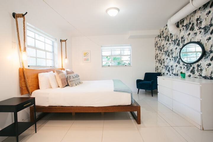 1 Queen Bed (6 of 18)