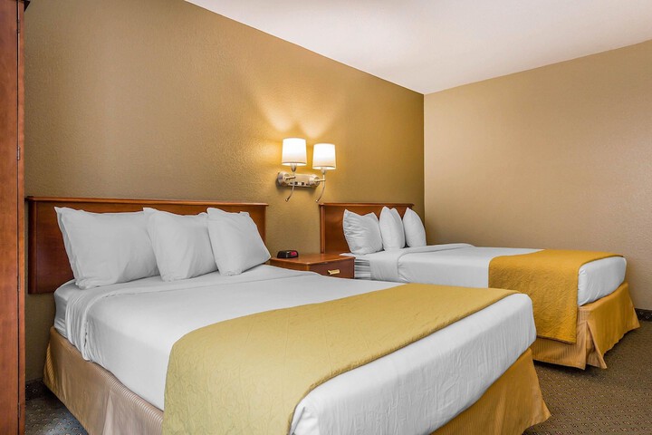 2 Double Beds (9 of 18)