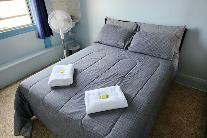 Room 4 of 16