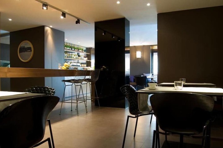 Lounge 16 of 28