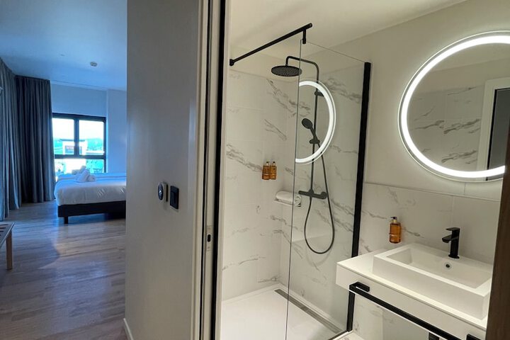 Room 4 of 84