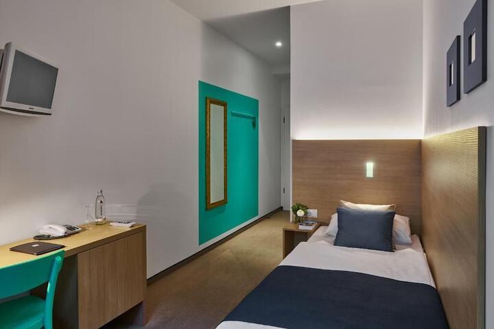 Room 12 of 33