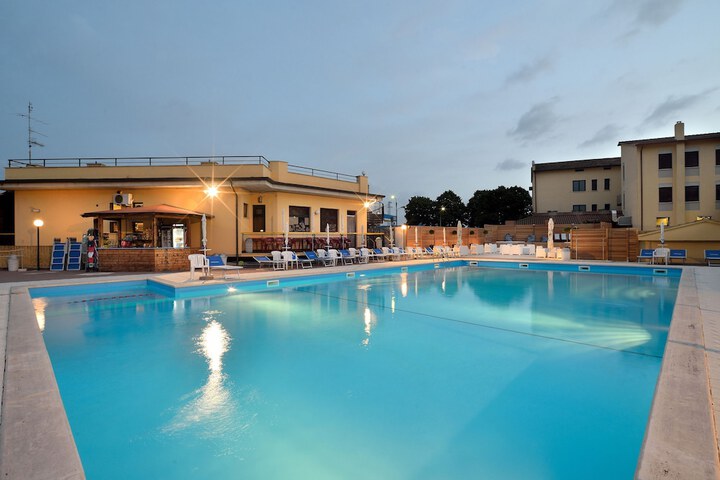Pool 33 of 64