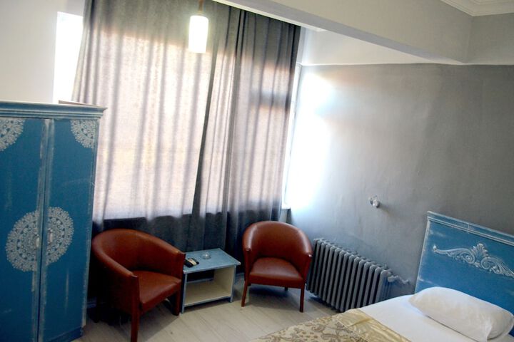 Lounge 24 of 39
