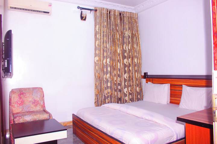 Room 25 of 38