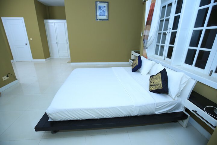 Room 5 of 93
