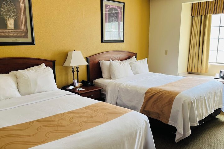 1 Queen Bed (5 of 11)