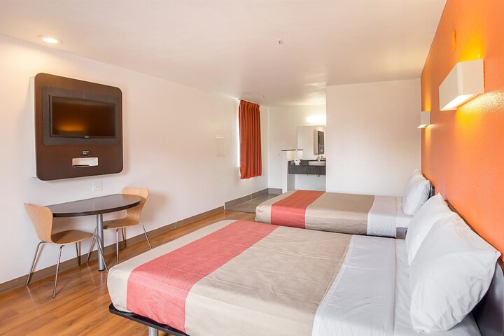 2 Double Beds (11 of 12)