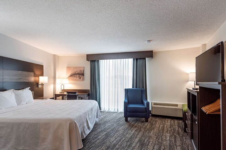 1 King Bed Exercise Bike Microwave, Refrigerator Walk in Shower Full Breakfast (19 of 30)