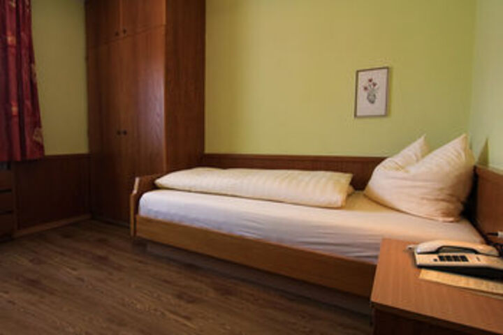 Room 33 of 69