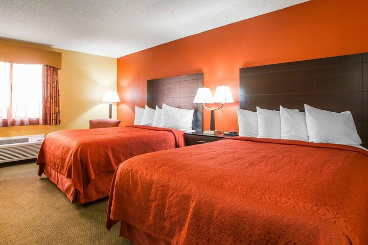 1 Queen Bed Accessible (10 of 10)