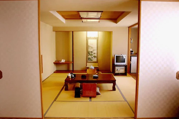 Room 6 of 33