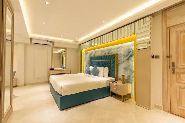 Room 10 of 18