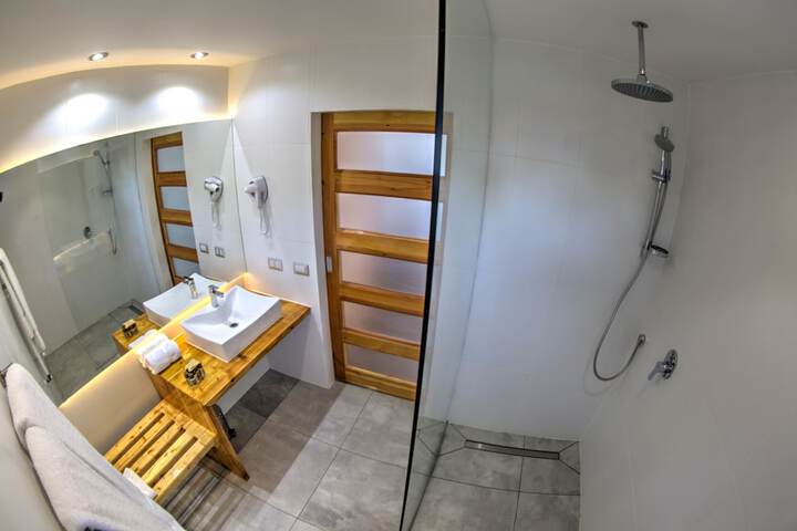 Room 8 of 11