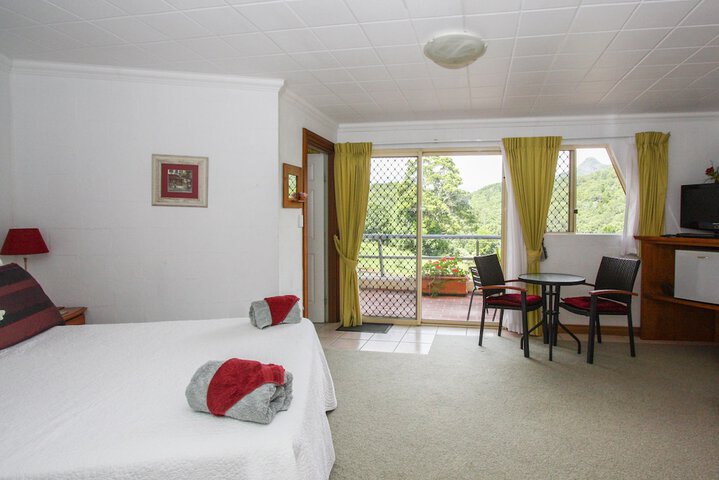 Room 4 of 32