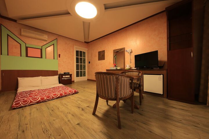 Room 13 of 22