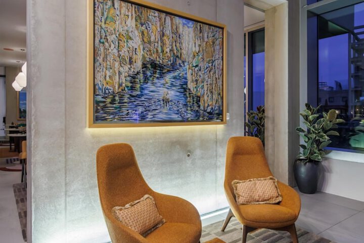 Lounge 107 of 117