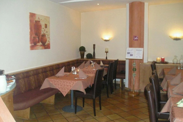 Dining 8 of 11
