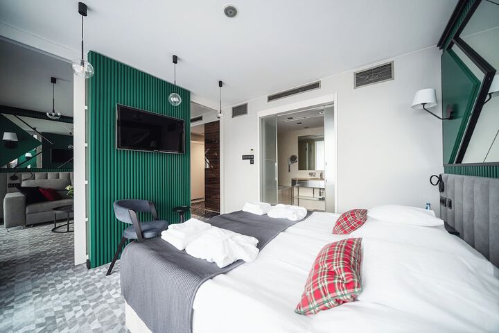Room 6 of 98