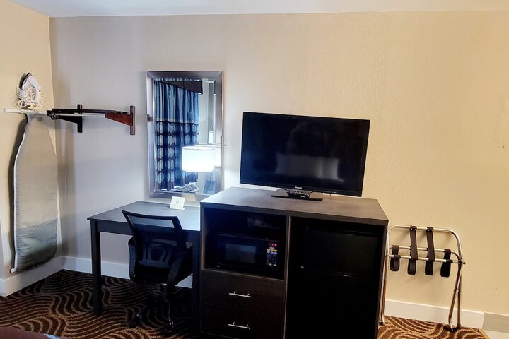 1 Queen Bed (5 of 12)