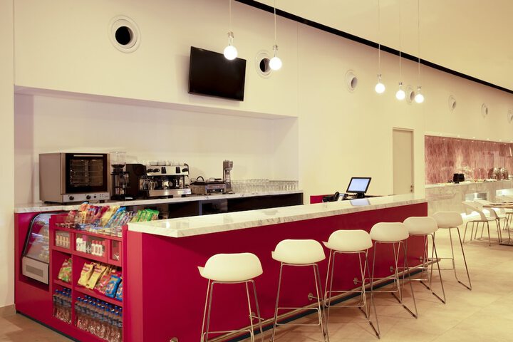 Lounge 44 of 69