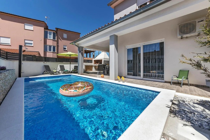 Pool 13 of 24