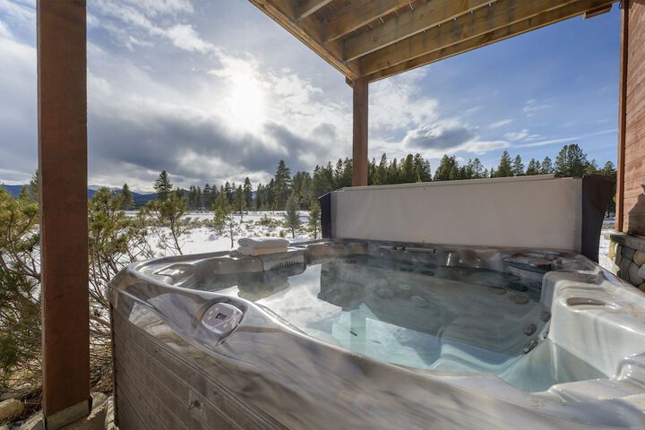 Mountain Peak 4 Bedroom Home by RedAwning