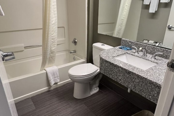 Suite Queen Bed Kitchen (7 of 7)
