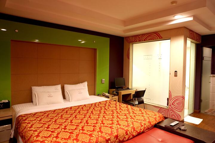 Room 7 of 33