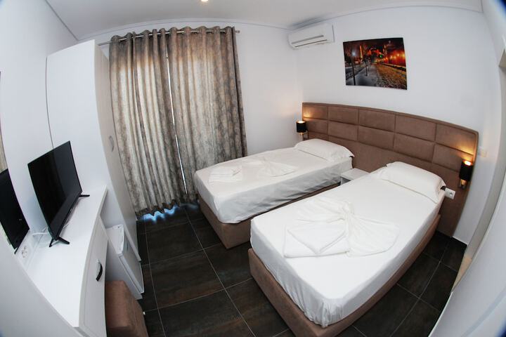 Room 10 of 24