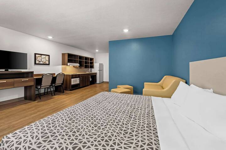 1 King Bed Suite Accessible (1 of 4)