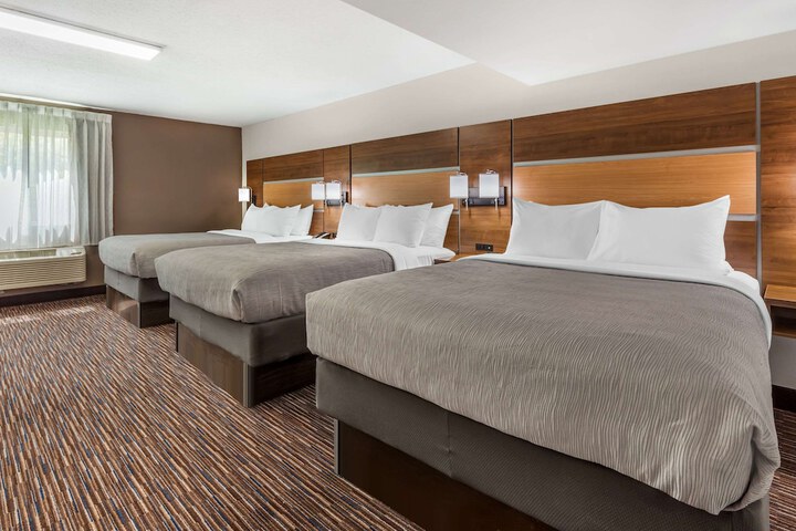 2 Queen Beds (12 of 12)