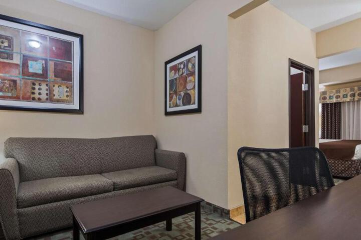 1 King Bed Pillowtop Bed 32 Inch LCD Television High Speed Internet Accessible Microwave and Refrigerator Full Breakfast (6 of 21)
